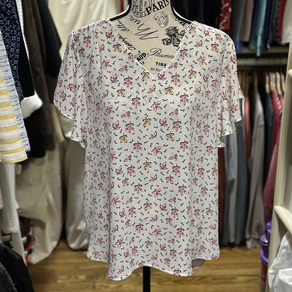 5 for $15 🦋 LOFT | Flutter Sleeve V-Neck Floral Top